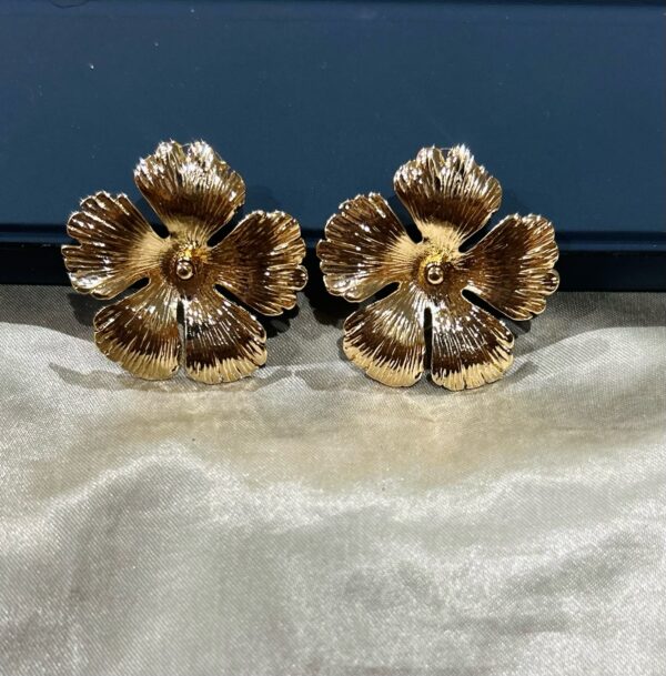 Trendy Golden flower earring